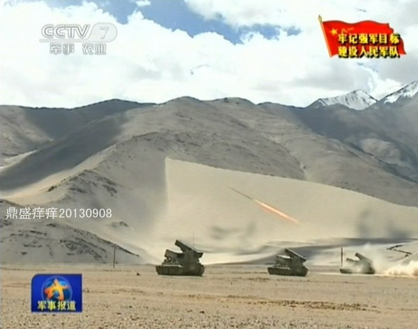解放军雪山下秀大批主战武器 实弹射击