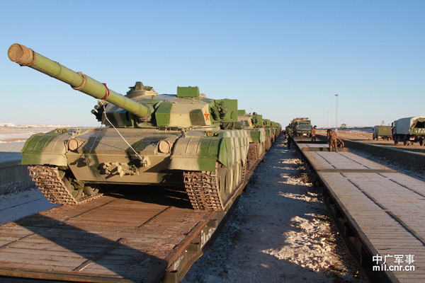 解放军雪山下秀大批主战武器 实弹射击