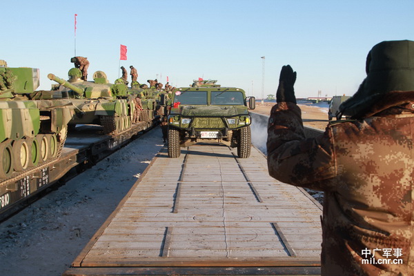 解放军雪山下秀大批主战武器 实弹射击