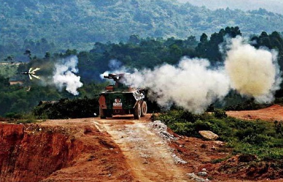 解放军雪山下秀大批主战武器 实弹射击