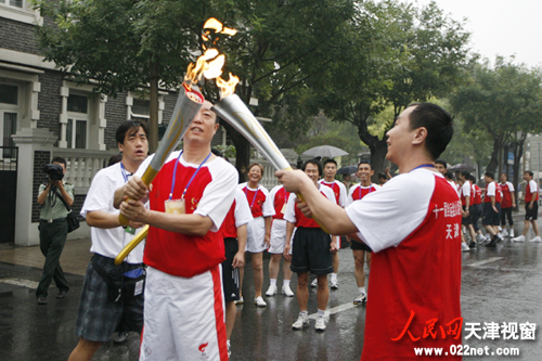 8月17日,第十一届全国运动会中国石化杯火炬传递仪式在天津市人民体育