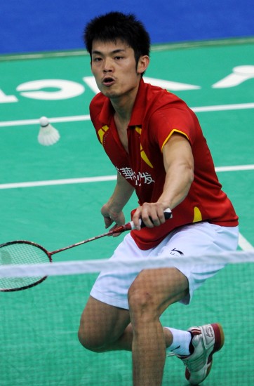 图文-全运羽毛球男单半决赛林丹在比赛中回球