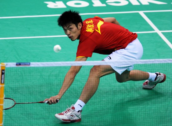 图文-全运羽毛球男单半决赛林丹俯身高难度救球