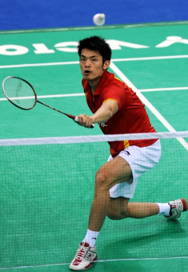 图文-全运羽毛球男单半决赛林丹跨步网前回球