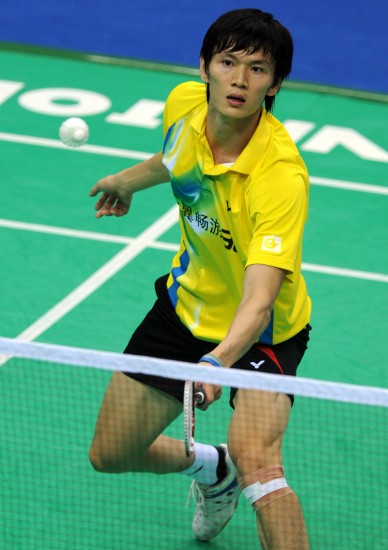 图文-全运羽毛球男单半决赛鲍春来在比赛中回球