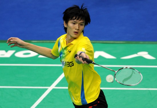 图文-全运羽毛球男单半决赛跨步正手网前回球