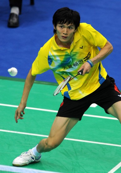 图文-全运羽毛球男单半决赛鲍春来高难度回球