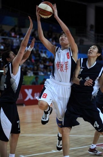 图文-全运会女篮半决赛赛况露雯带球突破上篮