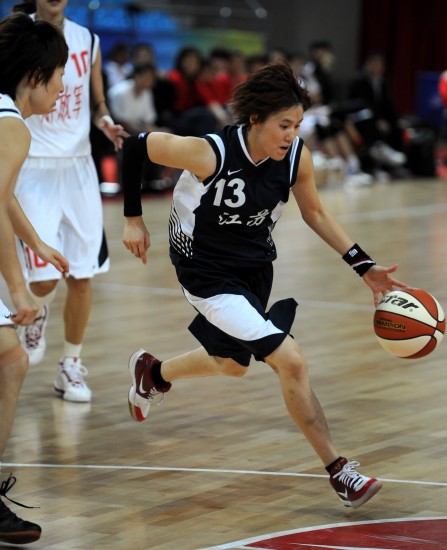 图文-全运会女篮半决赛赛况李珊珊带球突破