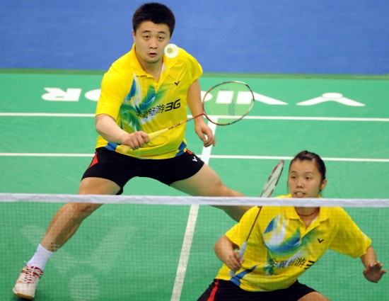 图文-全运羽球郑波/田卿获得亚军两人间的配合