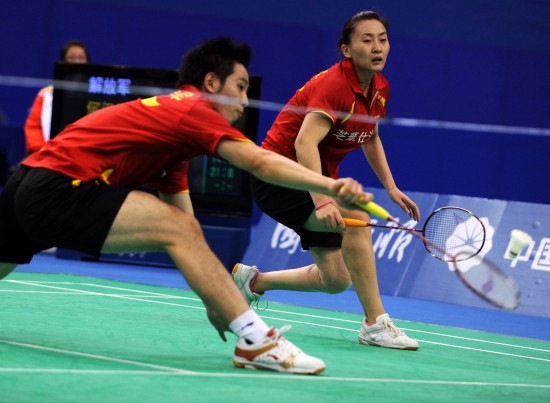图文-全运羽球解放军队获混双冠军滑步接球