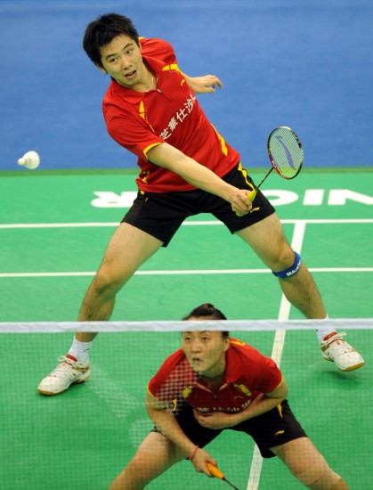 图文-全运羽球解放军队获混双冠军何汉斌抽杀