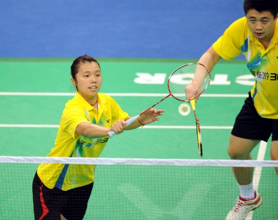 图文-全运羽球郑波/田卿获得亚军田卿网前斗球