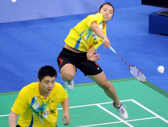 图文-全运羽球郑波/田卿获得亚军田卿凶狠扣杀
