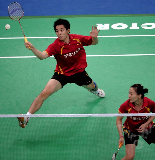 图文-全运羽球解放军队获混双冠军快步接球