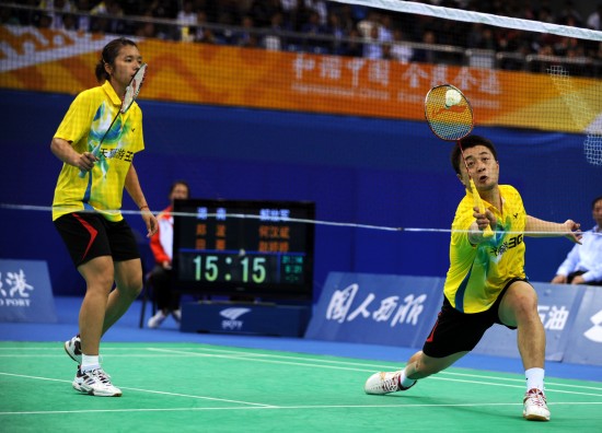 图文-全运羽球郑波/田卿获得亚军郑波跨步接球