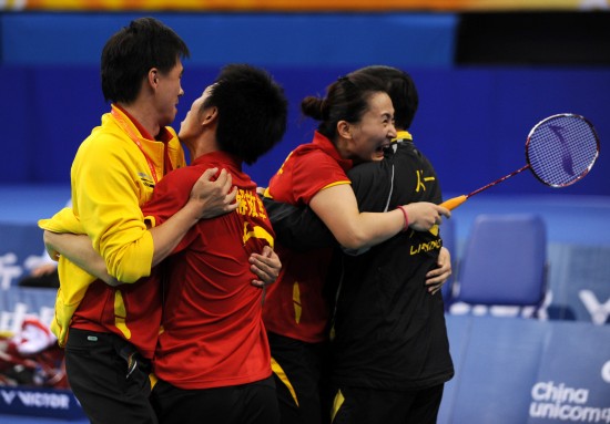 图文-全运羽球混双何汉斌/赵婷婷夺冠与教练拥抱