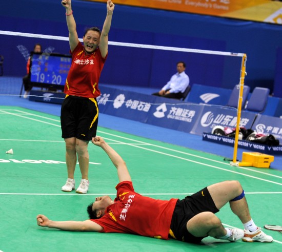 图文-全运羽球混双何汉斌/赵婷婷夺冠欢欣雀跃