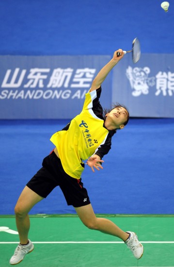 图文-全运羽球女单王适娴摘银王适娴探头接球