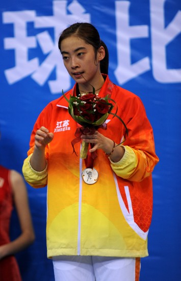 图文-全运羽毛球女单王适娴获亚军接受颁奖