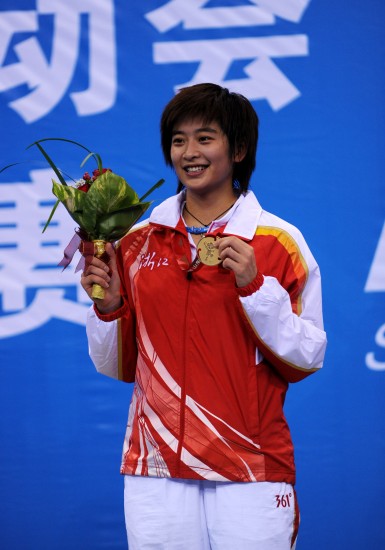 图文-全运羽毛球女单决赛王琳夺冠登上领奖台