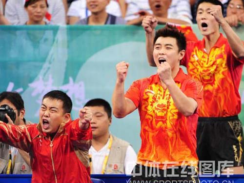 图文：乒乓球男团决赛中国队夺金
